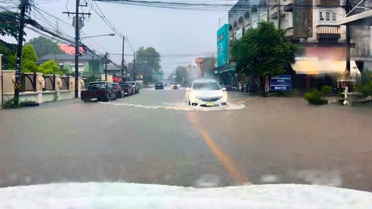 Voitures circulant dans une rue inondée à Nakhon Phanom après de fortes pluies