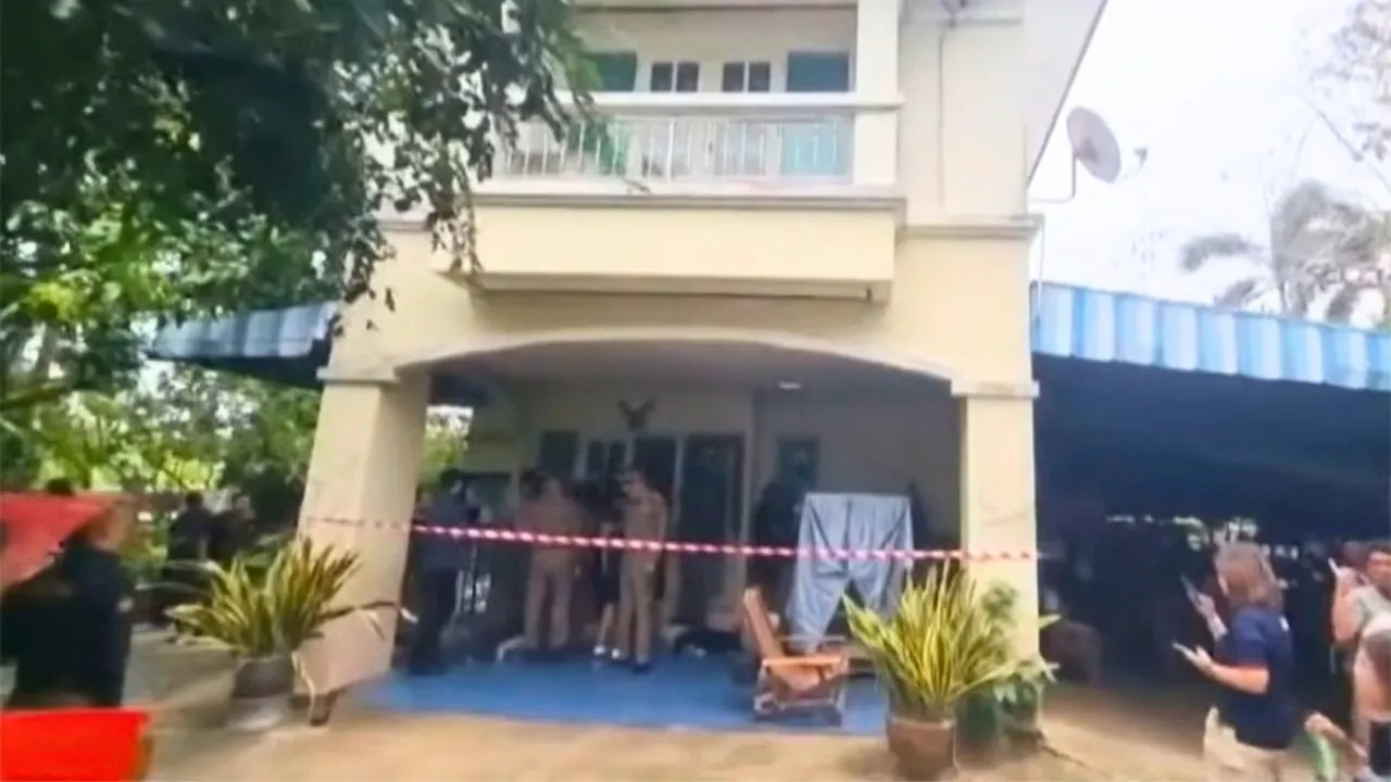 Police et experts médico-légaux au domicile du tireur de 14 ans à Nonthaburi
