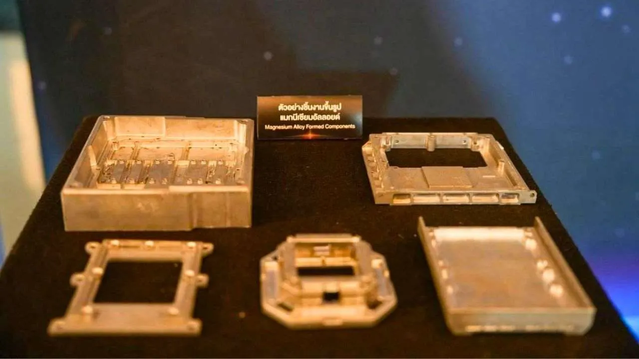 Composants en alliage de magnésium destinés à la charge utile scientifique thaïlandaise CE-7 MATCH exposés lors de la présentation de la mission lunaire