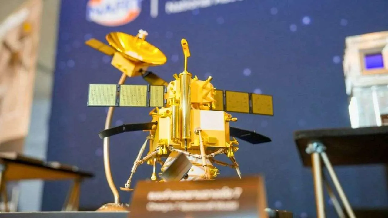 Maquette de l'atterrisseur de la mission lunaire chinoise Chang'e 7 exposée lors de la présentation de la première mission lunaire thaïlandaise