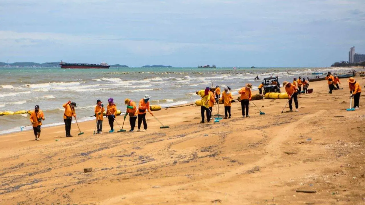 Des équipes nettoient une substance noire échouée sur la plage de Jomtien à Pattaya