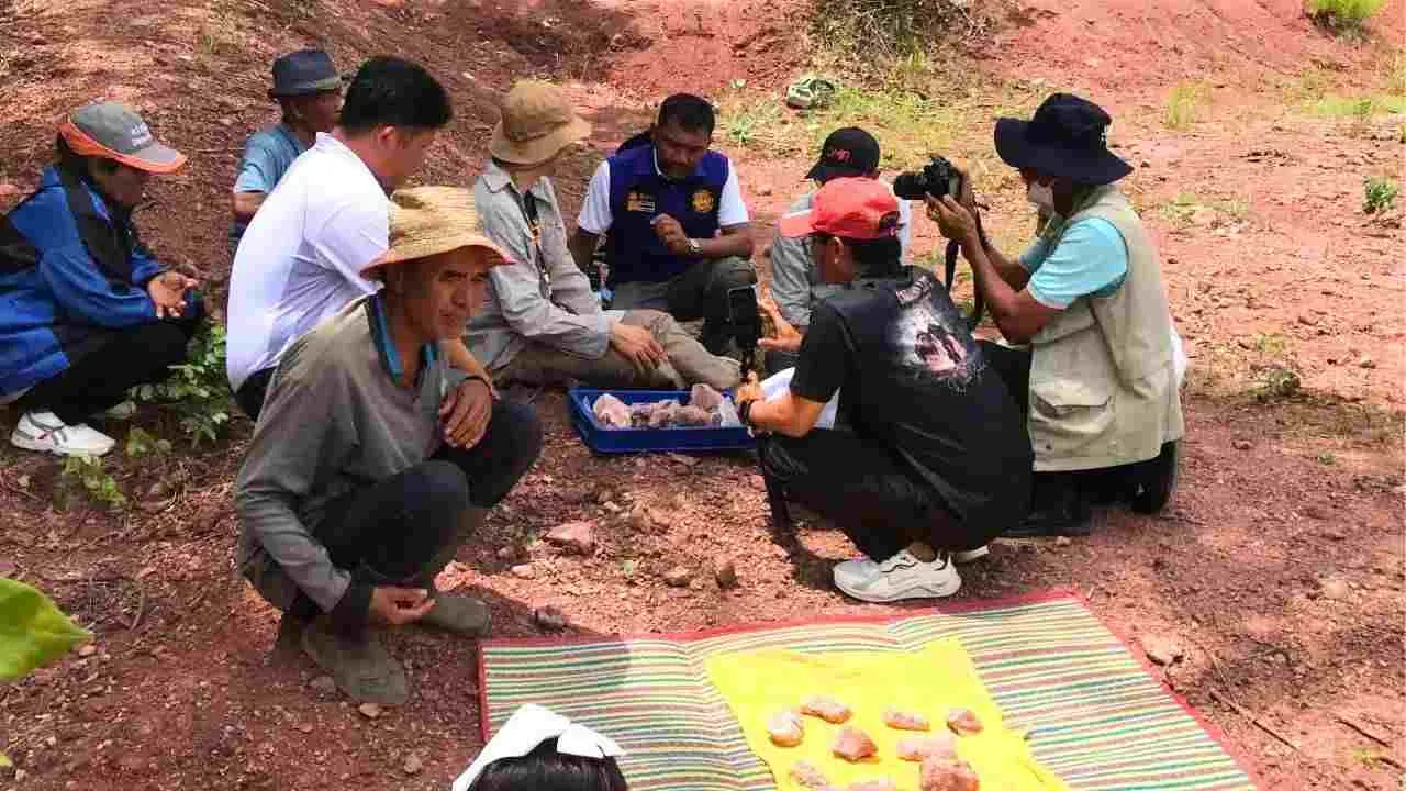 Chercheurs et habitants examinent les fossiles de dinosaures découverts lors des fouilles à Ban Mai Nong Daeng, dans la province de Chaiyaphum