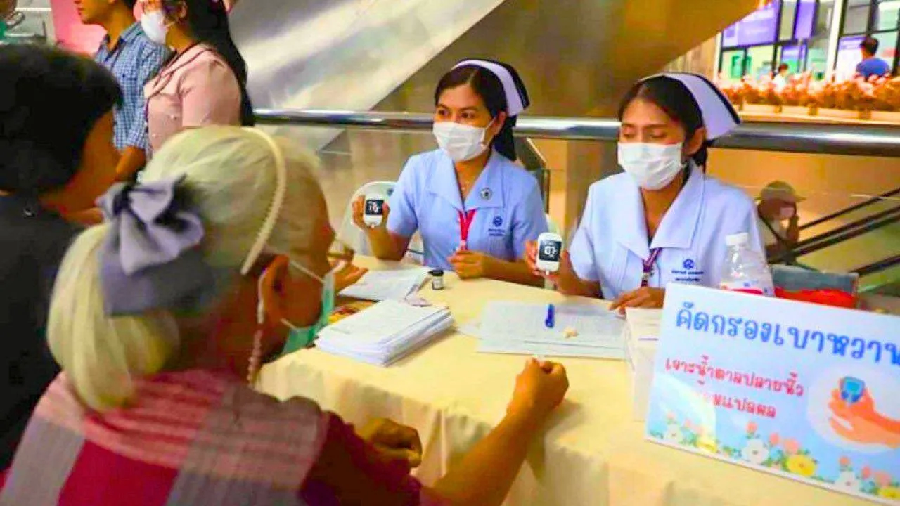 Des personnes se font tester gratuitement pour le diabète à l'hôpital Klang de Bangkok en novembre 2025