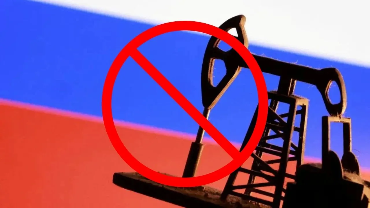 Pompe à pétrole devant le drapeau russe, illustrant l'absence d'importations de pétrole russe par la Thaïlande