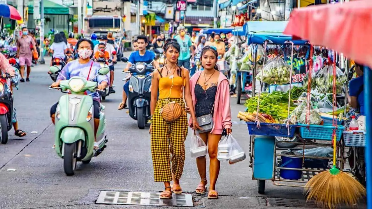 Passants dans une rue commerçante de Thaïlande