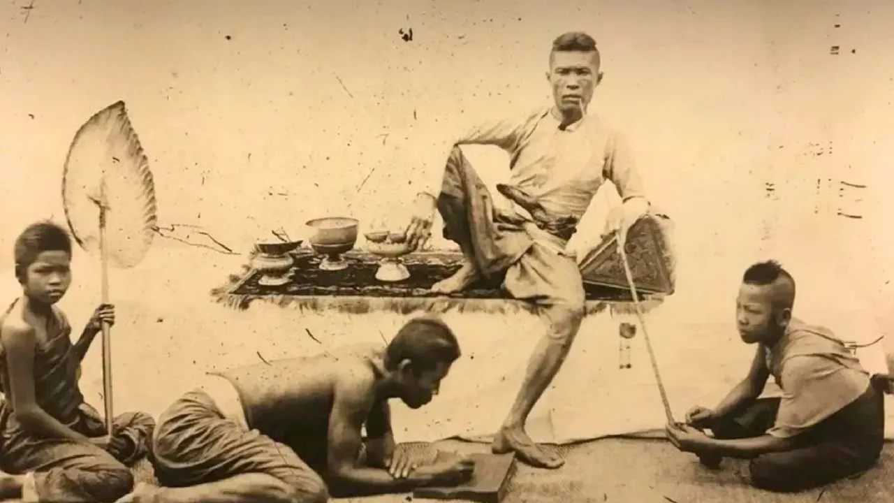 Photographie ancienne montrant un noble siamois entouré de serviteurs dans le royaume du Siam