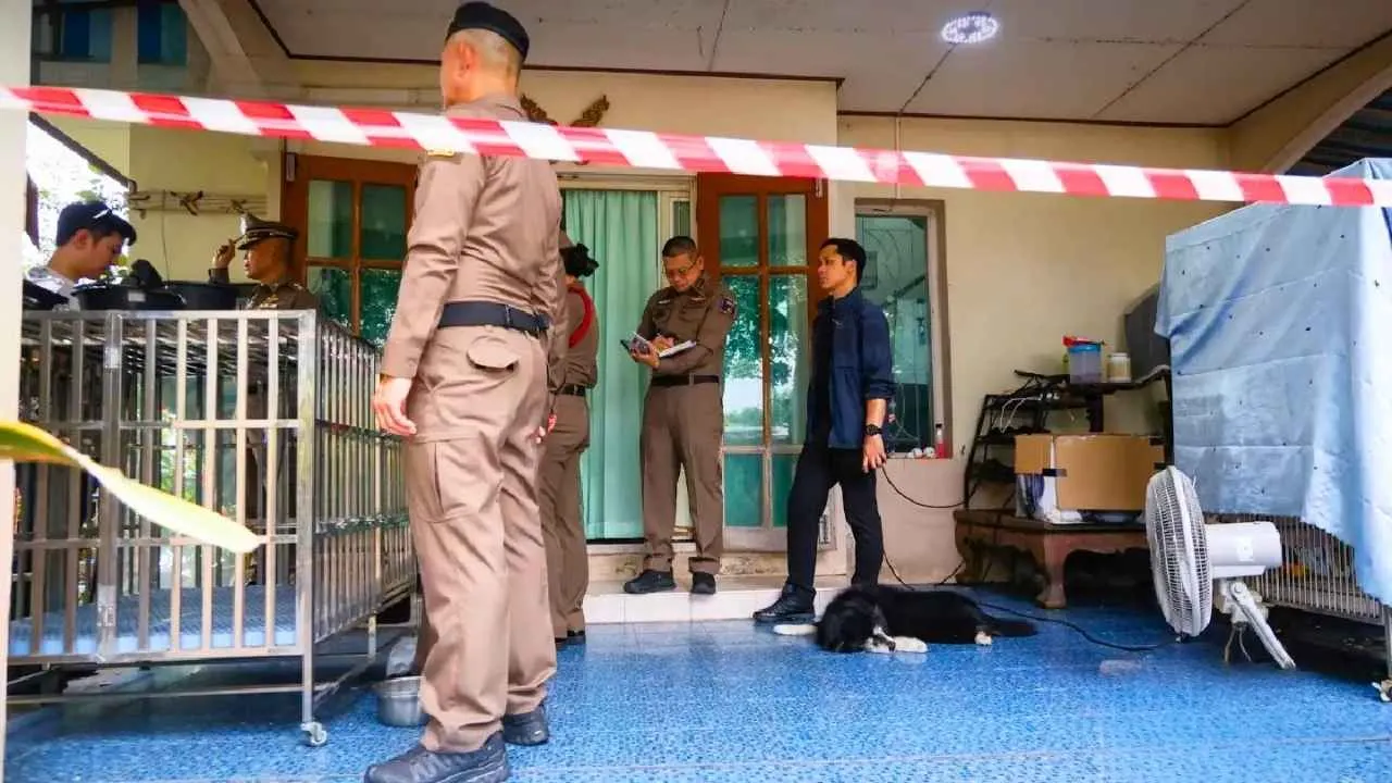 Policiers inspectant le domicile du tireur de 14 ans à Nonthaburi