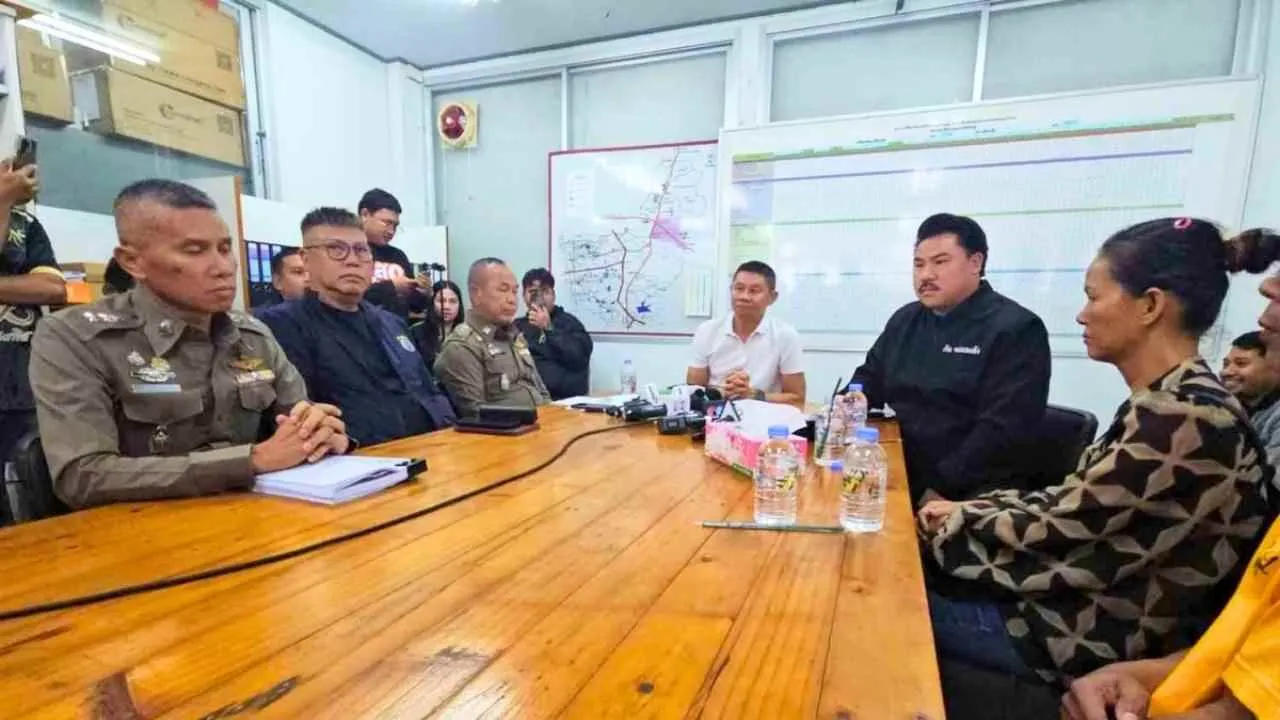 Des officiers supérieurs de la police rencontrent les proches des trois victimes thaïlandaises au commissariat de Huai Yai, dans la province de Chon Buri
