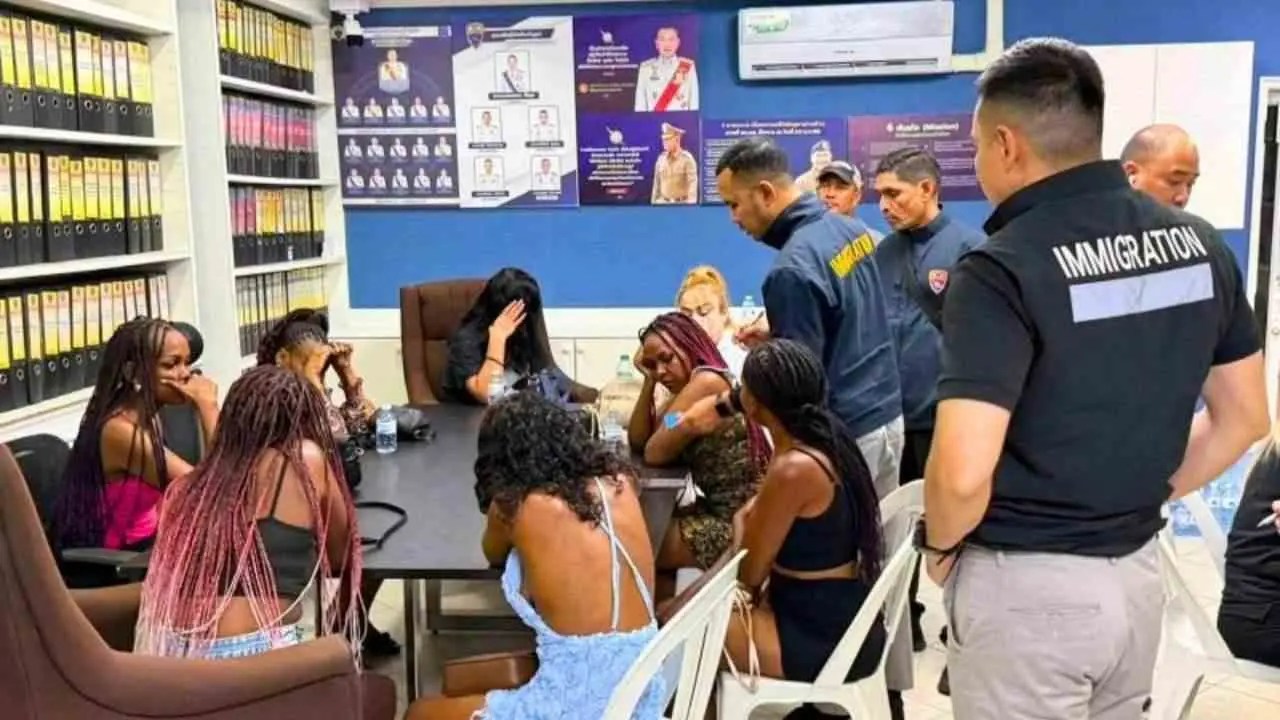 Huit femmes étrangères sont détenues pour avoir proposé des services sexuels à Pattaya, dans la province de Chon Buri le 31 décembre 2025