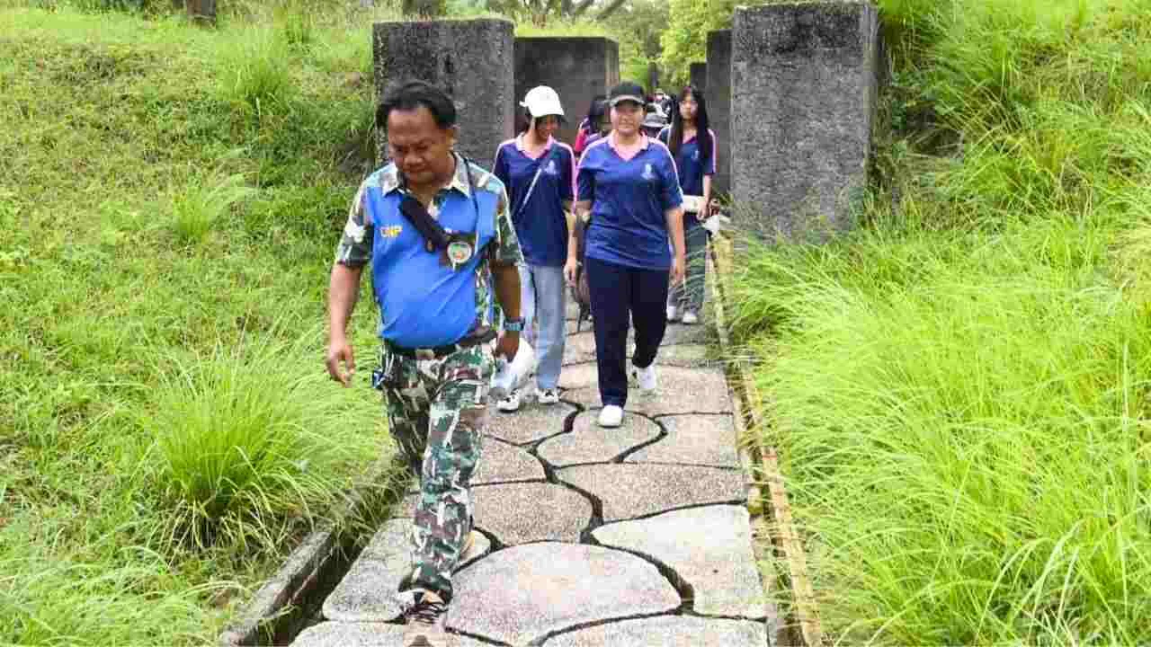 Le garde forestier Sakarin Wichacharn guide une sortie scolaire dans la réserve naturelle de Huai Kha Khaeng avant sa mort