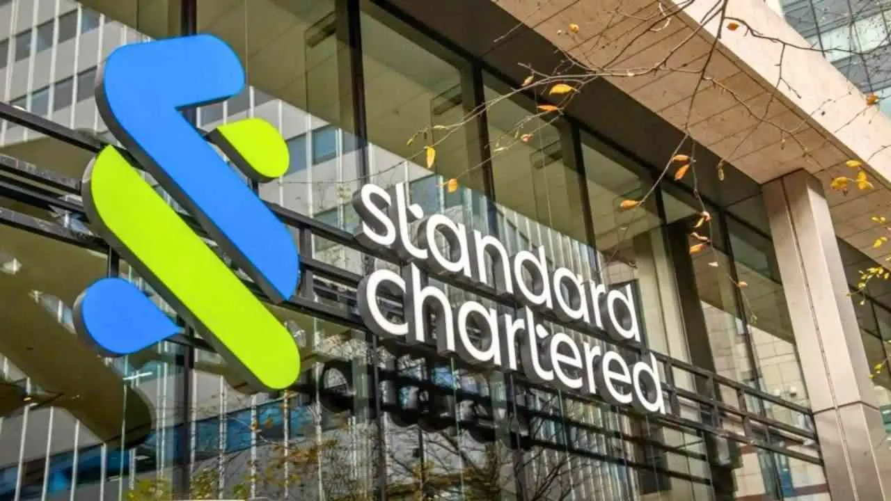 Façade d'une agence de Standard Chartered Bank avec le logo de la banque