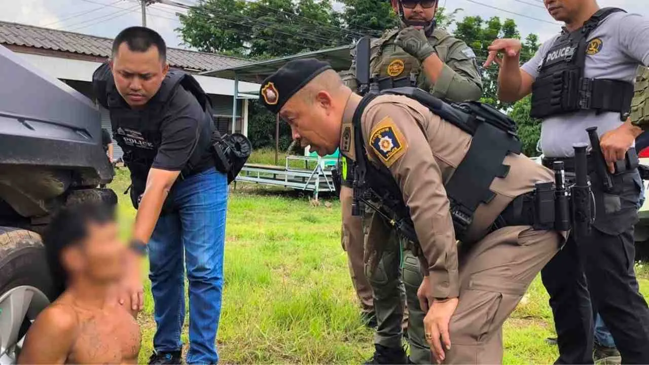 La police interroge le suspect Thongchai Srinil après son arrestation dans la province de Sa Kaeo
