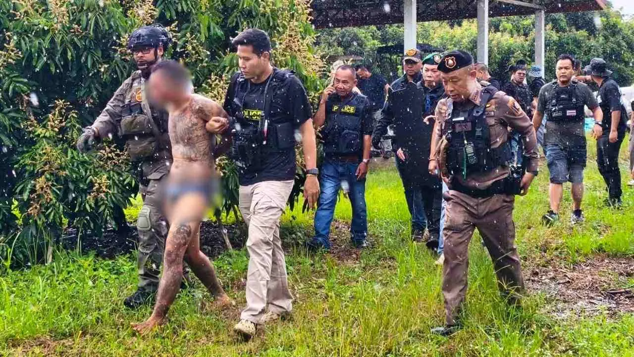 Thana Kerdthong escorté par la police après son arrestation dans la province de Sa Kaeo