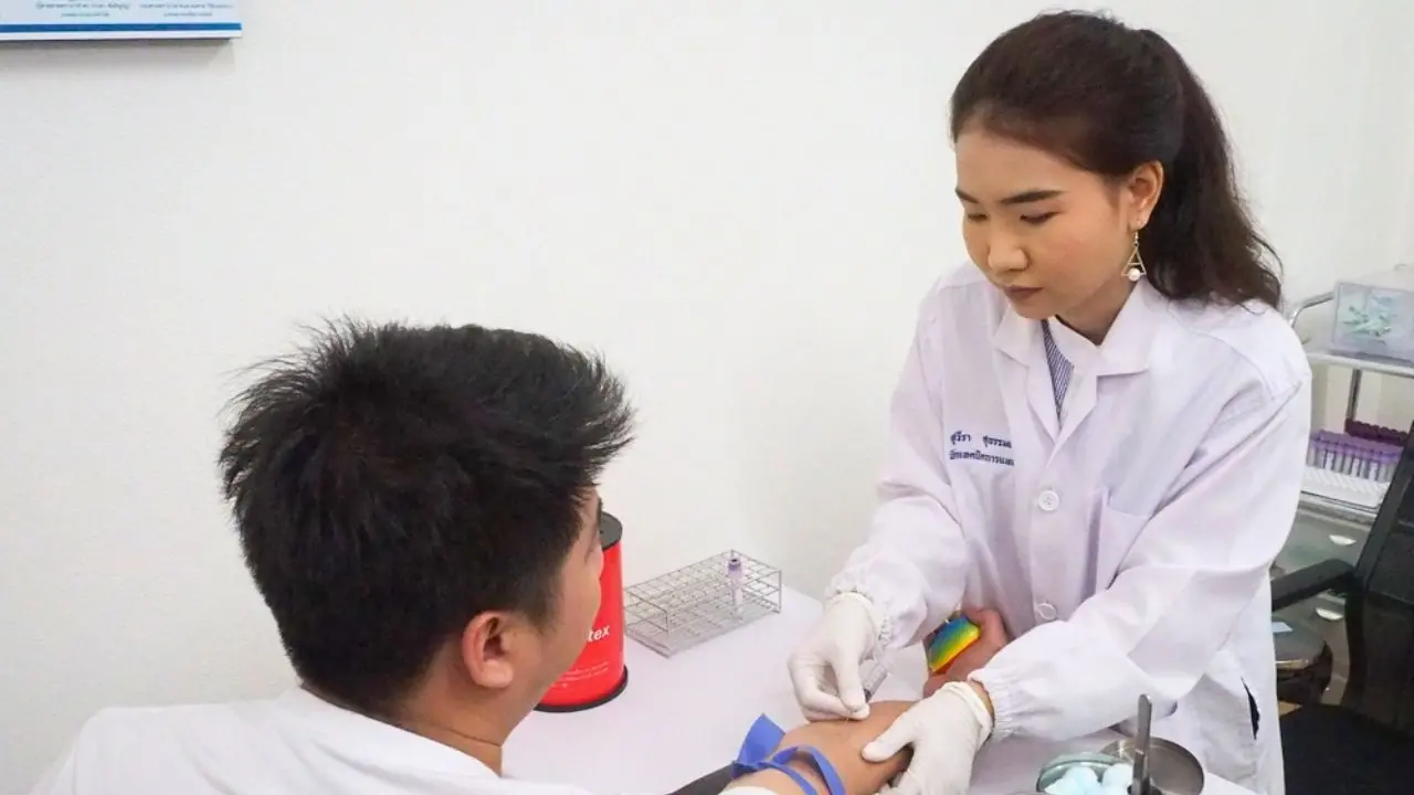 Dépistage du VIH par prise de sang dans une clinique en Thaïlande