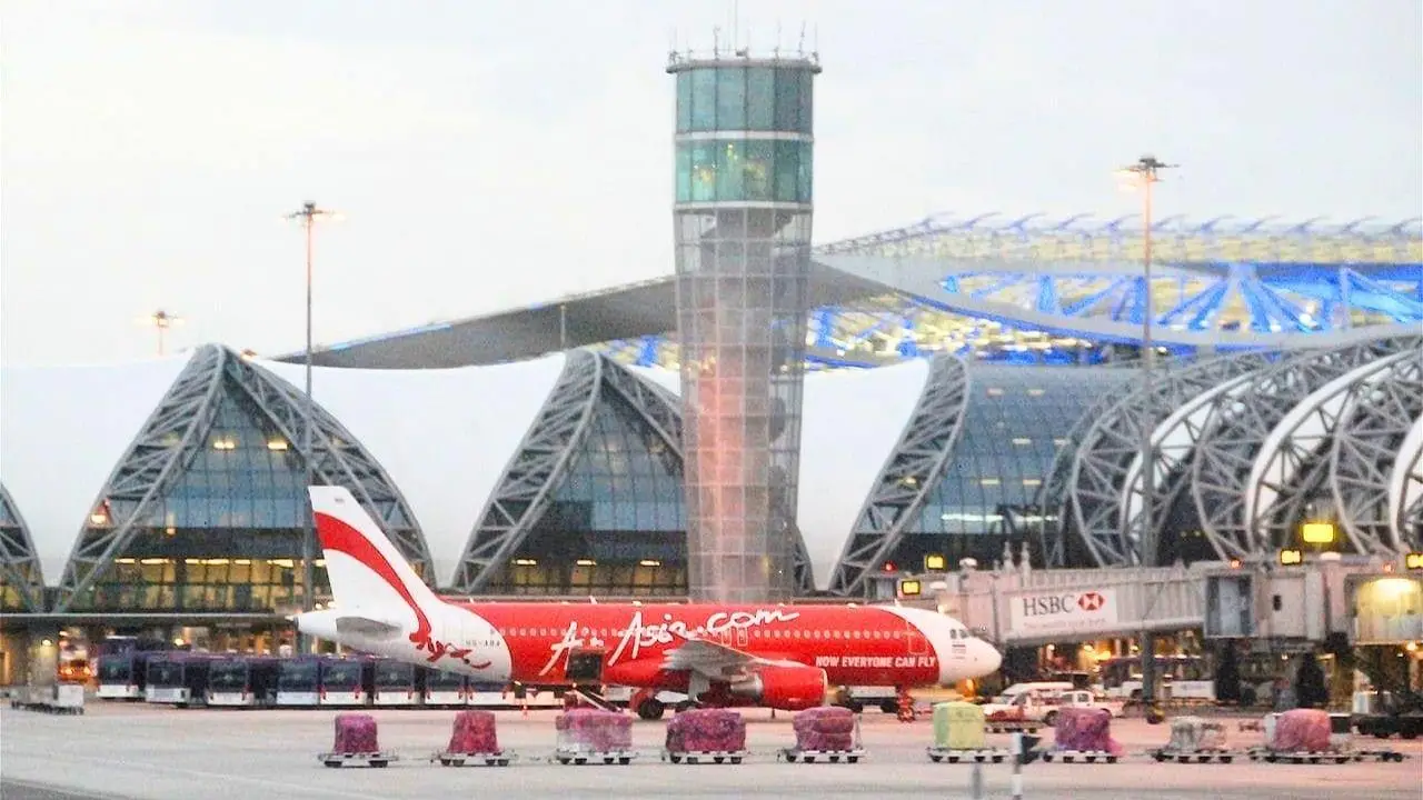 Avion AirAsia devant le terminal de l'aéroport Suvarnabhumi de Bangkok
