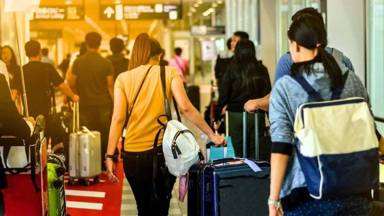 Touristes dans un aéroport de Thaïlande
