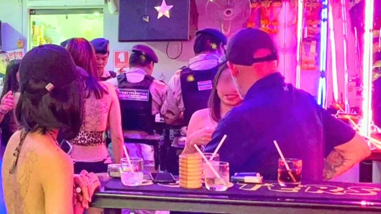Des policiers procèdent à une inspection dans un gogo bar de Pattaya