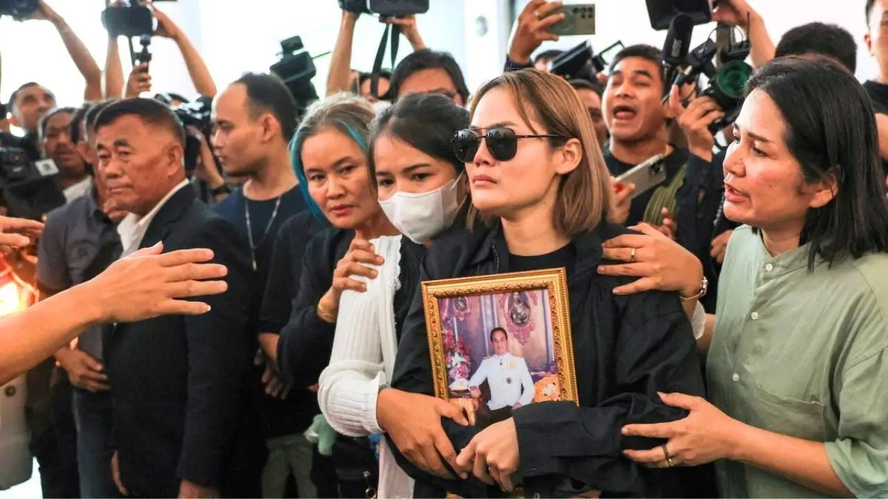 Proches d'un enseignant tué dans la fusillade de l'école Debsirin Nonthaburi